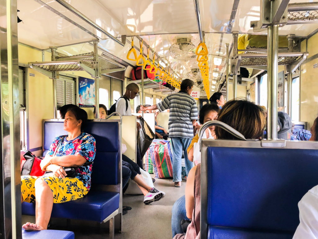 アユタヤに向かう電車。