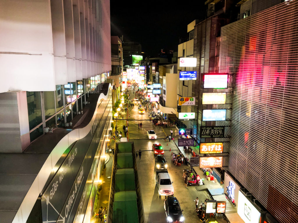 バンコクの夜・タニヤ通り。