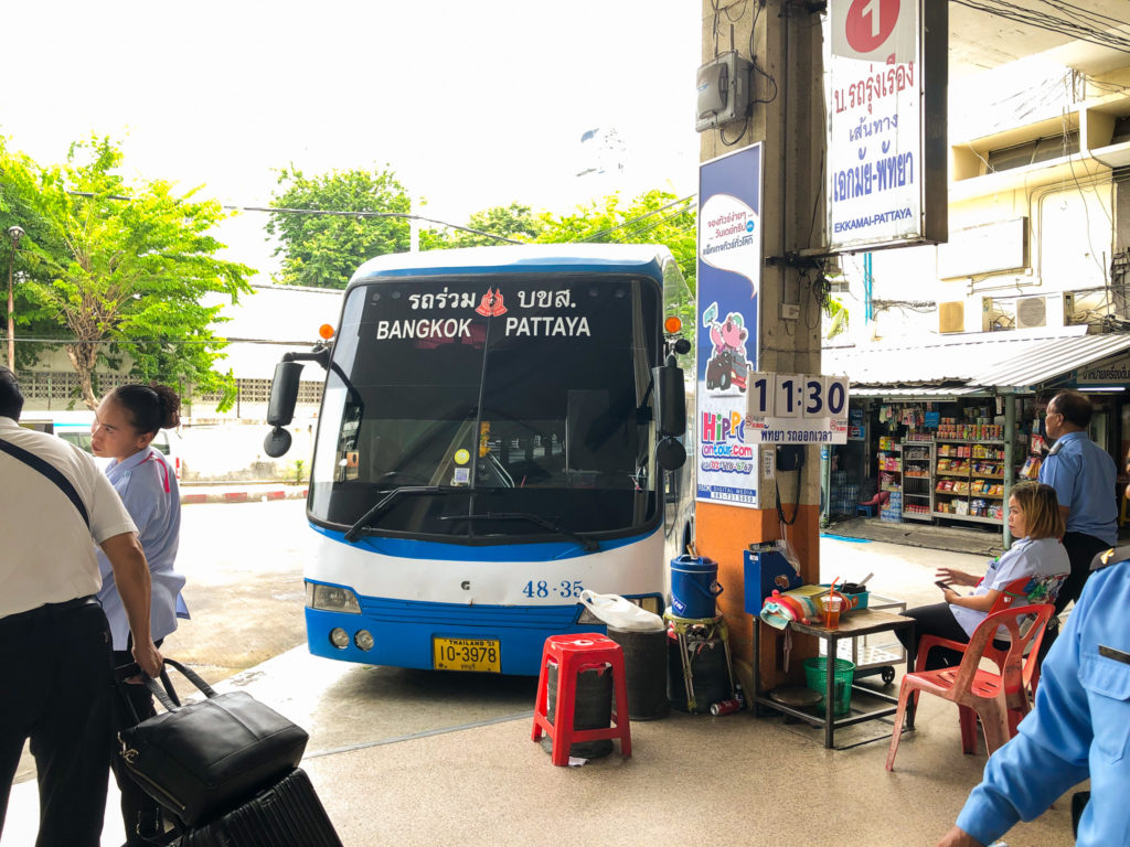 パタヤ行きのバス