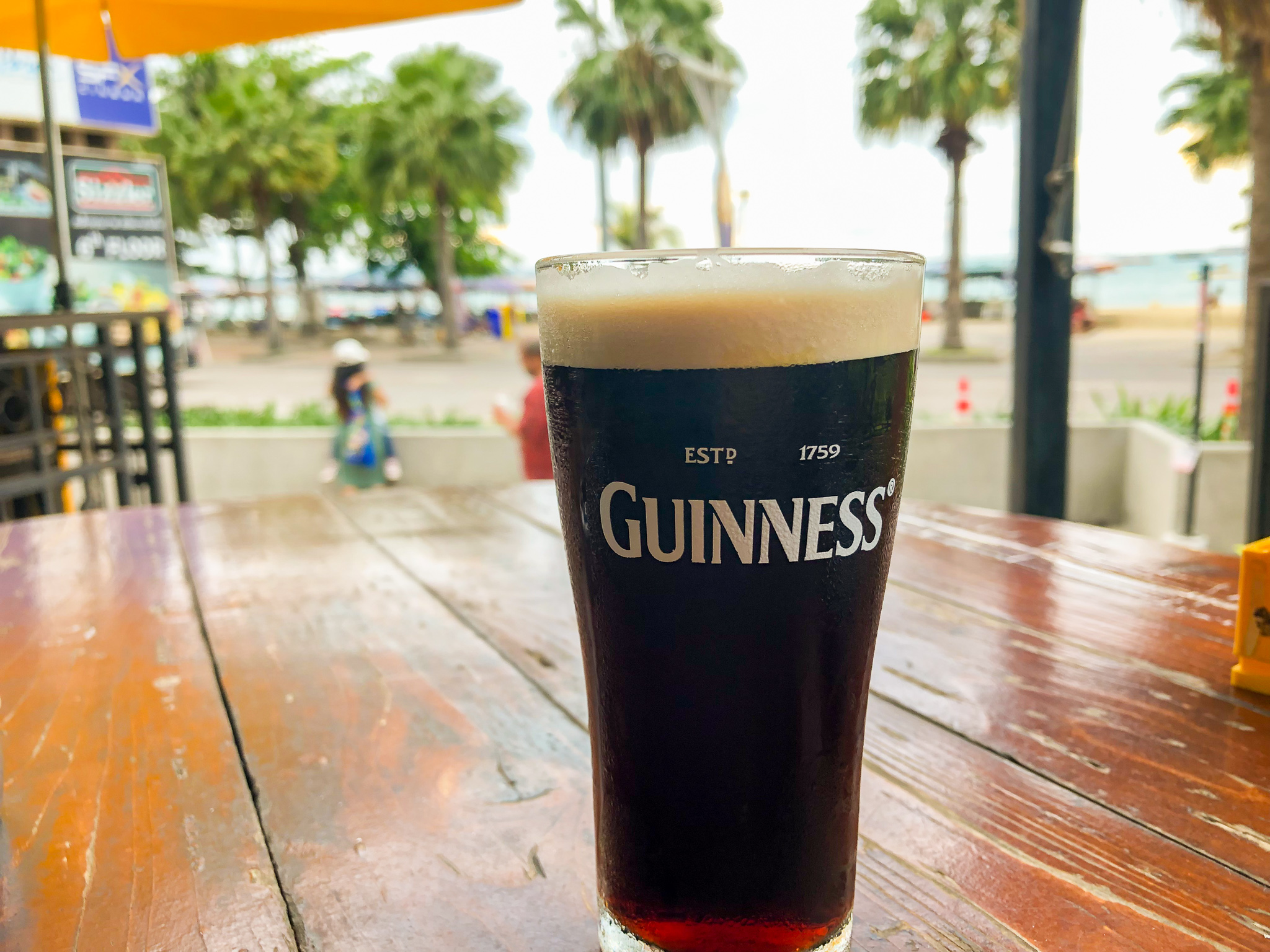 海を眺めながらビールでクールダウン!