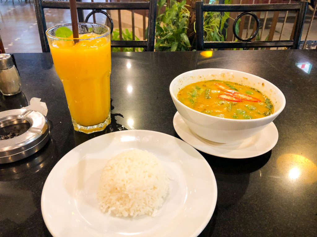 グリーンカレーとマンゴースムージー