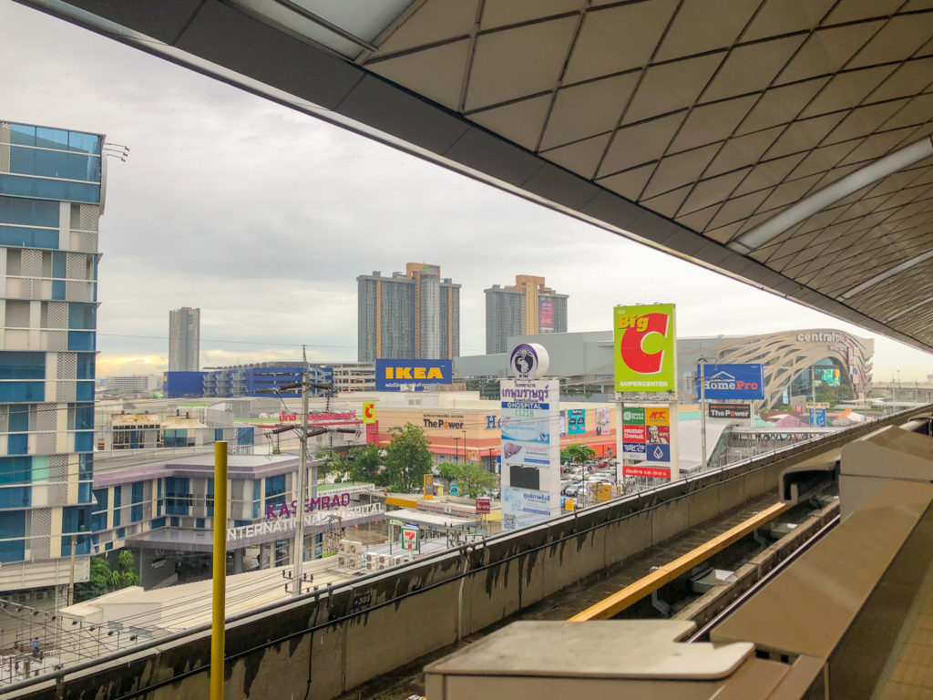 タラード バン ヤイ駅のホームからの風景。