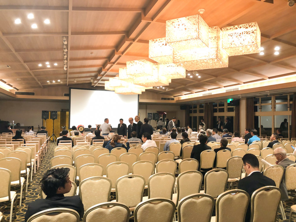 完成披露試写会・会場