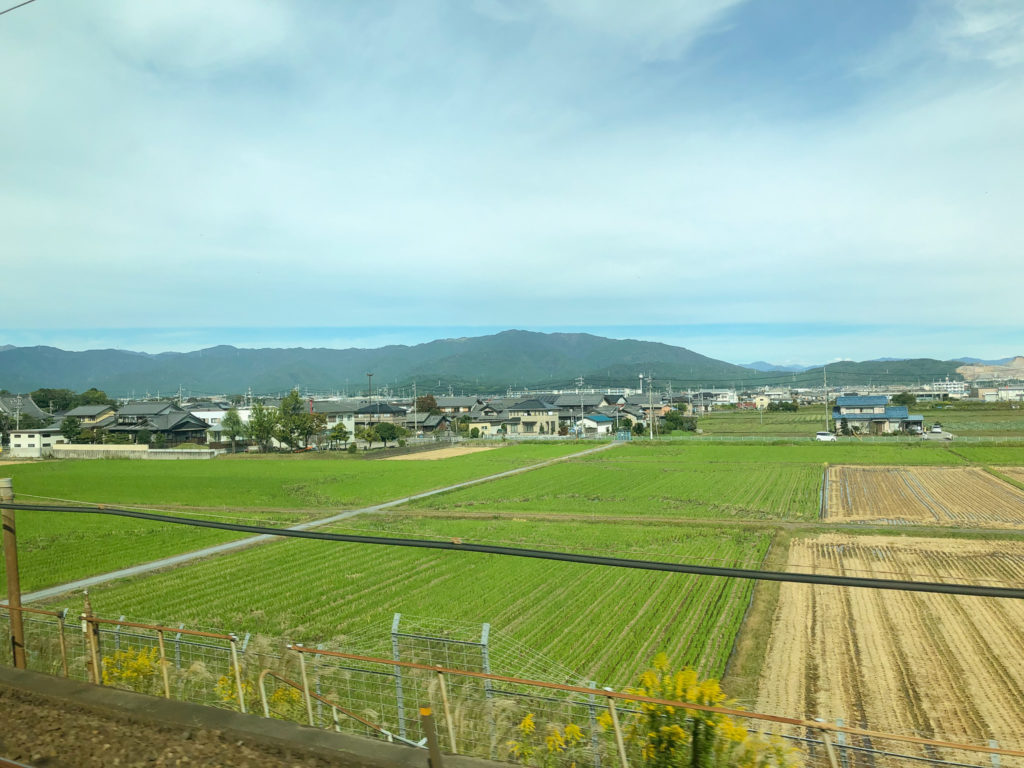 新幹線の車窓からの風景